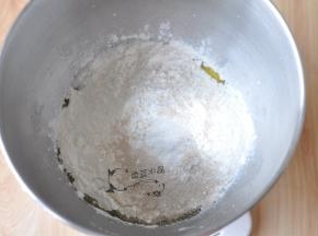 加入金龙鱼澳大利亚麦芯小麦粉，最上面放干酵母。