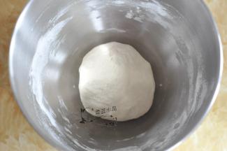 面团揉五分钟后滚圆发酵半小时，放入冰箱冷藏一晚上。也可以不冷藏直接发酵好了继续操作。