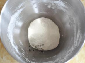 面团揉五分钟后滚圆发酵半小时，放入冰箱冷藏一晚上。也可以不冷藏直接发酵好了继续操作。