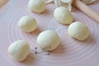 第二天取出，室温下先静置一小时，再将面团分割成六份，滚圆后松弛十分钟。