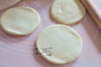 将面团擀成圆片。