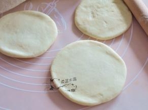 将面团擀成圆片。