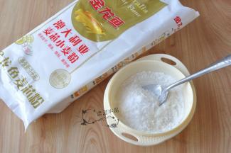 将白糖和金龙鱼澳大利亚麦芯小麦粉混合均匀。