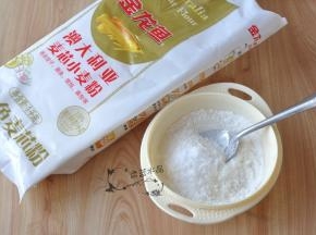将白糖和金龙鱼澳大利亚麦芯小麦粉混合均匀。