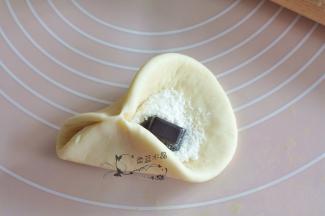 先将面皮的上下捏合住。