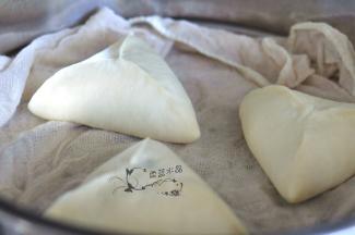 将所有的三角包做好，放入蒸笼中，锅中水加热至温热不烫手时关火，静置发酵40分钟。