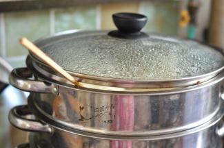 三角包体积变大后，直接开火，上气后蒸12分钟，剩下最后3分钟时，锅盖边夹一根筷子，散散气。关火后静置5分钟后再取出。