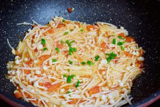 撒上葱花即可出锅