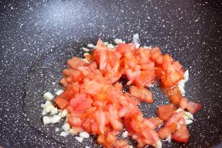 放入西红柿翻炒至出汁