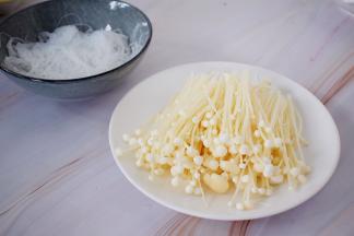 粉丝洗净用温水浸泡十五分钟，捞出沥干水分备用，金针菇去除根部洗净备用