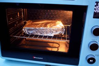 放入预热好的海氏烤箱，上下火200度，中层烤20分钟