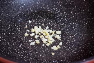 锅中倒入适量的食用油烧热，放入蒜末爆香