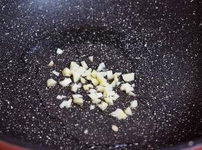 锅中倒入适量的食用油烧热，放入蒜末爆香