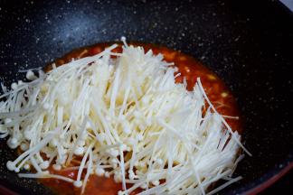 再将金针菇放入大火翻炒至熟