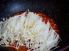 再将金针菇放入大火翻炒至熟