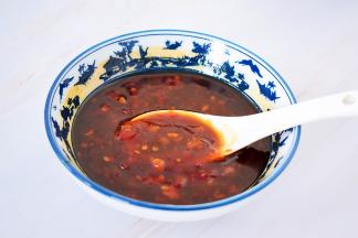 取一个碗：加入料酒、蚝油、生抽、蒜蓉辣椒酱调成酱汁备用