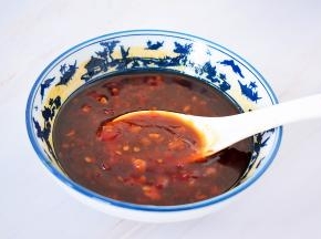 取一个碗：加入料酒、蚝油、生抽、蒜蓉辣椒酱调成酱汁备用