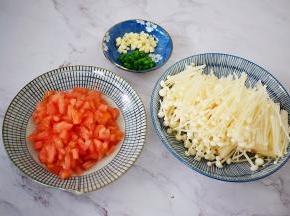 西红柿先在顶部切十字，用开水烫至皮开，去皮切碎，金针菇去根部洗净备用，蒜切末，葱切葱花