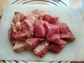 里脊肉顺着纹路切成3-4厘米长，厚1厘米大小的方块