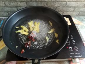 烧一锅热水放入八角、花椒和生姜