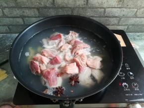 放入里脊肉煮到猪肉变色不再冒泡泡就是煮熟透了