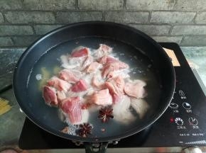 放入里脊肉煮到猪肉变色不再冒泡泡就是煮熟透了