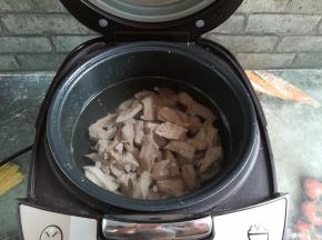 放入电饭煲中加适量的煮1个半小时