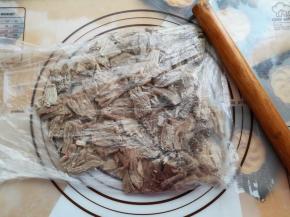 里脊肉捞出放凉，放保鲜袋里装起来，用擀面杖擀松一下