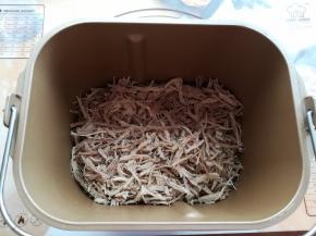 擀好的肉丝放入面包机里