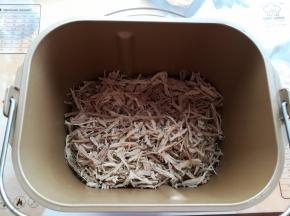 擀好的肉丝放入面包机里