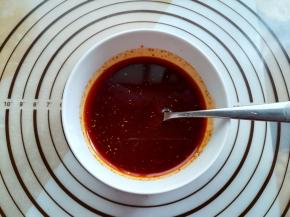 取一个干净的小碗，辣椒油，玉米油 ，生抽，蚝油，白砂糖，白胡椒粉，孜然粉，盐混合均匀