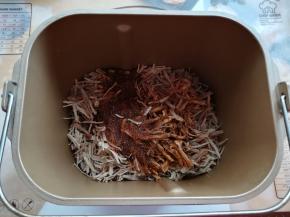 调味料倒在肉丝上，简单的混合一下