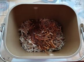 调味料倒在肉丝上，简单的混合一下