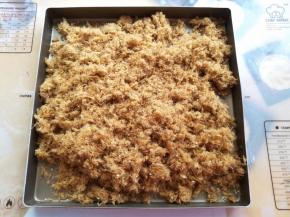 肉松取出晾一下水汽，装到瓶子里密封起来