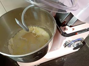 1.将主材料全部放入厨师机，开1档搅打
