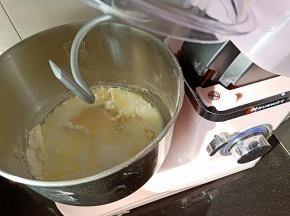 1.将主材料全部放入厨师机，开1档搅打
