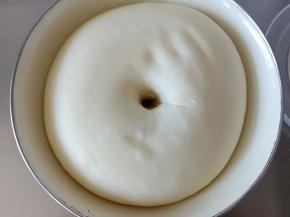 3.发酵至两倍大，手指戳洞不塌陷不回缩
