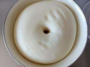 3.发酵至两倍大，手指戳洞不塌陷不回缩
