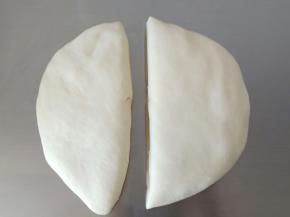 4.放案板上排气后分成2份 （差不多大就可以，无需平均分）
