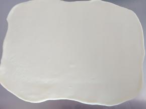 5.用擀面杖擀成大一点的长方形
