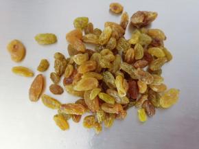 6.葡萄干提前用朗姆酒（或水） 泡软，用厨房纸吸干水分
