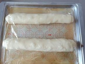 10.摆入烤盘，盖保鲜膜。烤箱中放一碗温水，打开发酵功能进行二发
