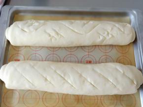 11.发酵至两倍大，取出175度预热 烤箱，可以在面包上割几个口，也可以不割
