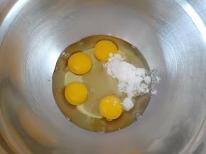 鸡蛋打入盆里，加糖，进行全蛋打发