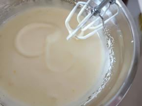 盆底坐温水，用电动打蛋器打发至画圈圈不易消失的状态