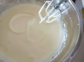 盆底坐温水，用电动打蛋器打发至画圈圈不易消失的状态