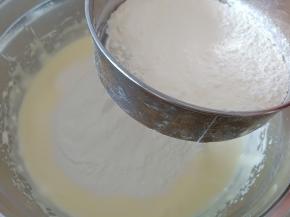 筛入低筋面粉，用刮刀翻拌至无干粉