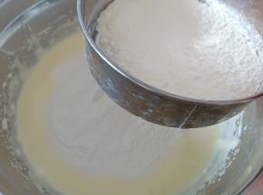 筛入低筋面粉，用刮刀翻拌至无干粉