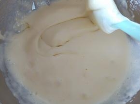 分两次倒入玉米油，翻拌均匀