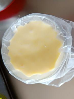 将蛋糕糊倒入裱花袋